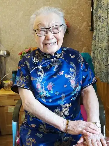 老人家满头银发,气质高雅,温文而雅.