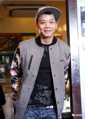 曾在周星驰电影《喜剧之王》中与林子善演两嫲孙的资深演员侯焕玲