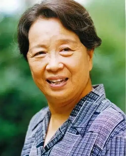 回顾容嬷嬷李明启:11岁丧父当过清洁工,平凡丈夫是她有力的支撑