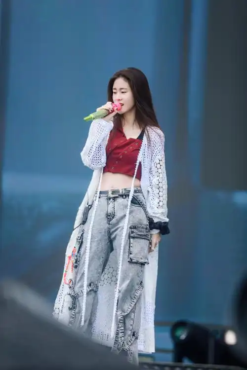 张碧晨超话96#张碧晨天赐的声音#  歌声穿越时空,悄然绽放,奏响夜的