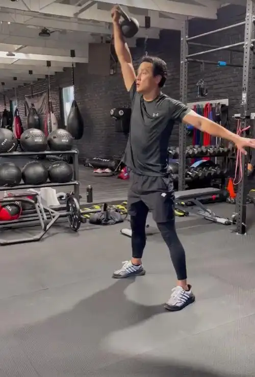 吴彦祖在健身房积极锻炼身体秀出健硕肌肉47岁依旧状态好