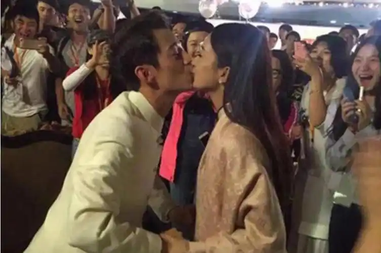 赵丽颖和何炅,赵丽颖在节目中自爆和何炅接吻最有感觉,何老师是她的