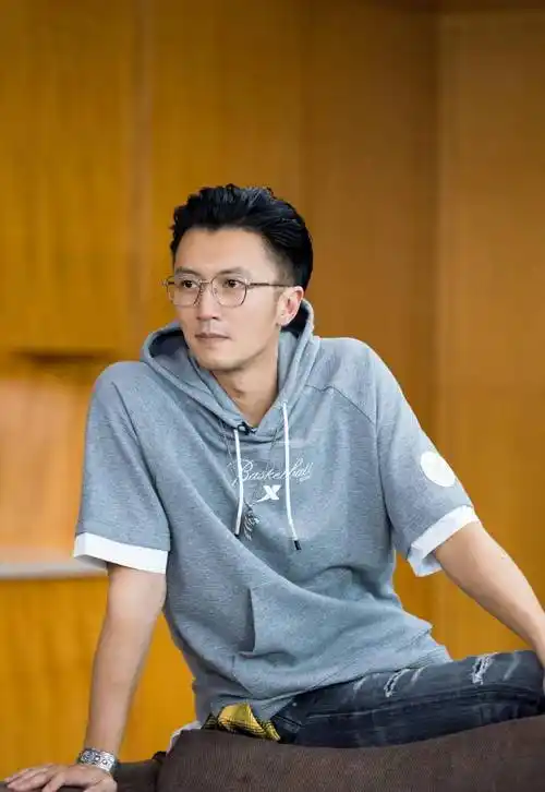 40岁谢霆锋穿卫衣牛仔裤干净清爽,戴眼镜文质彬彬,少年感太强了_时尚