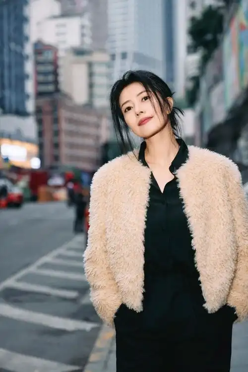 高圆圆穿黑装配毛绒外套 双手插兜酷飒有型_网易娱乐
