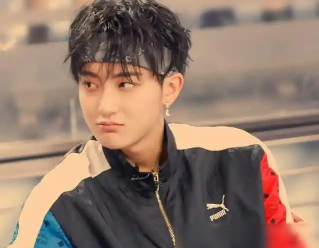 黄子韬直言暗恋国外女歌手发文晒iu照片秒删点赞对方每条动态