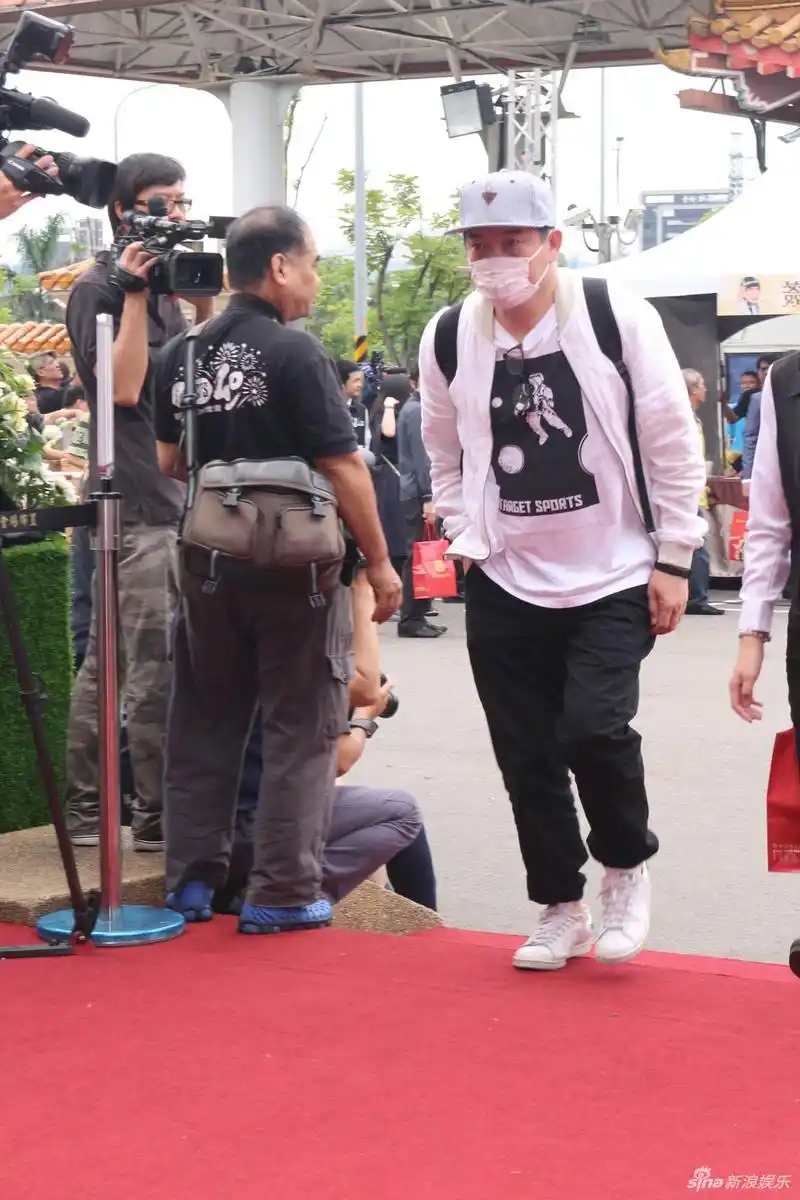 组图:猪哥亮举行告别仪式 众艺人好友到场送别_高清图集_新浪网