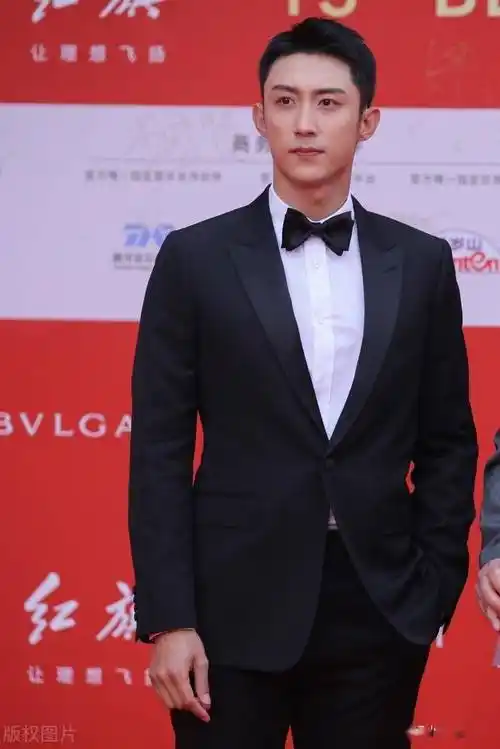 黄景瑜身穿黑色一粒扣西装 白色衬衫帅气十足