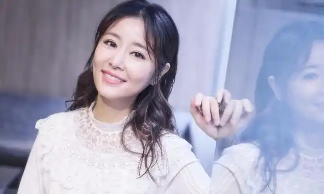 林心如爱女正面照被曝光,发文指责内地网友,被骂到关闭评论