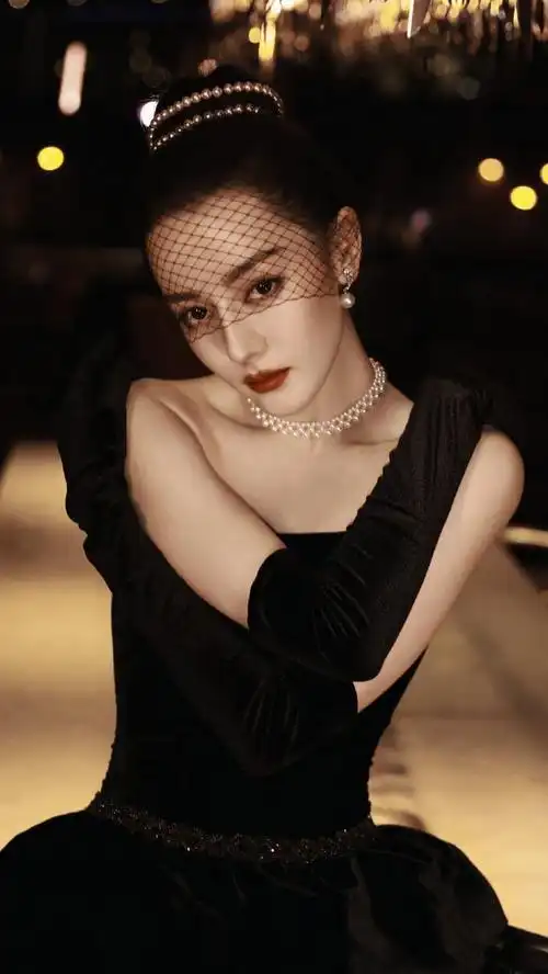 迪丽热巴赫本风造型直接封神