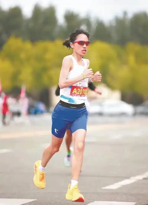 奔跑在马拉松赛场的90后