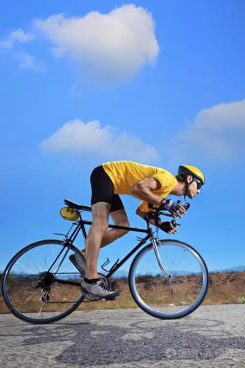 在开阔的道路上骑一辆自行车骑自行车的人照片-正版商用图片1fls84-摄