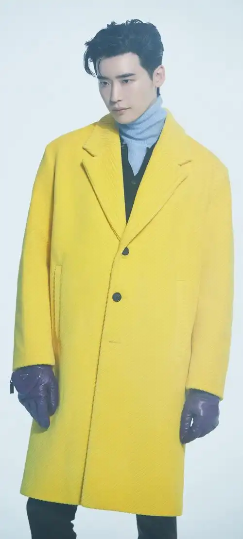 李钟硕帅气黄色大衣全屏壁纸