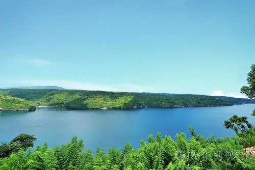 美丽的景色,蓝色的大海和绿色的小岛