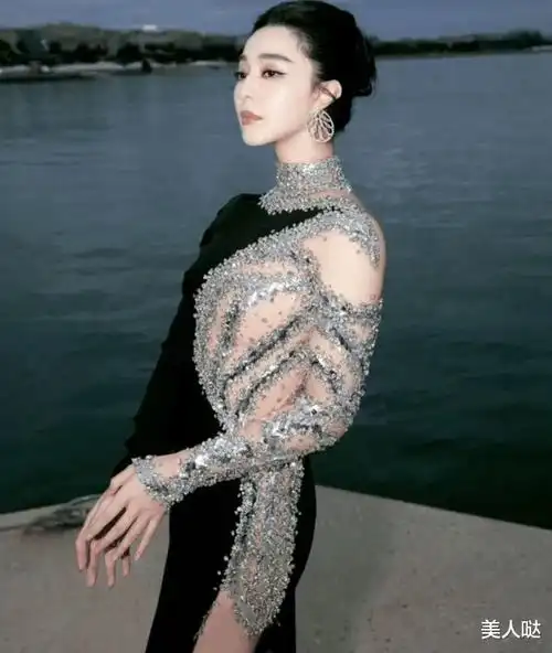 范冰冰国外红毯"杀疯了" !礼服裙一半全黑一半透明,这才是