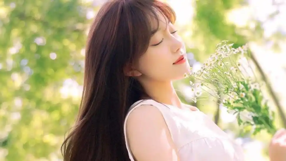 清新长发美女气质养眼2k 内容简介 长发女神清新淡雅写真电脑壁纸