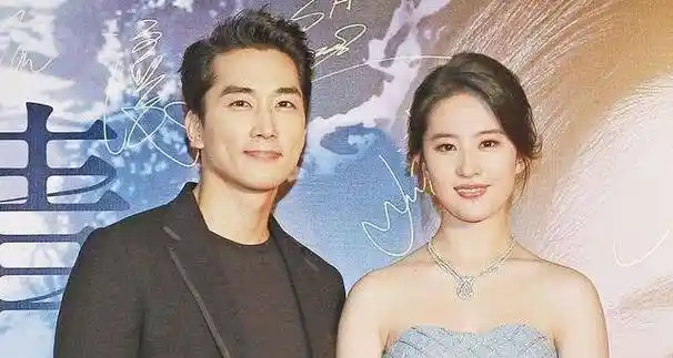 除了与宋承宪一度公开的恋情,以及与曾轶可的暧昧恋情,刘亦菲的爱情