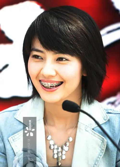 高圆圆从以前的嘴唇微突修炼到现在颜值无槽点,即便是留下这样的"18岁