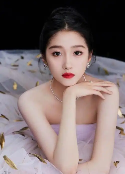 关晓彤金色羽毛抹胸裙##关晓彤羽毛抹胸裙造型