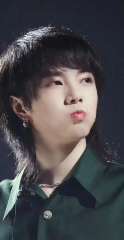 嘟嘴卖萌笑容温暖的"可爱花"——华晨宇.忒!