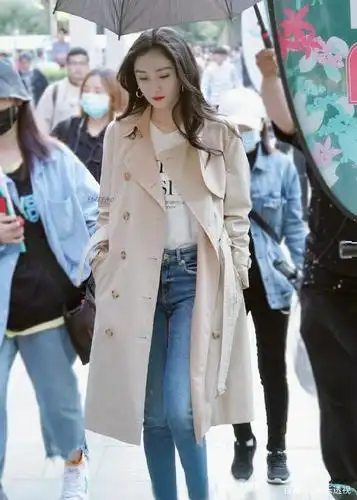 杨幂穿白t牛仔裤拍戏,路人镜头下超显身材气质,拿着奶茶不敢喝