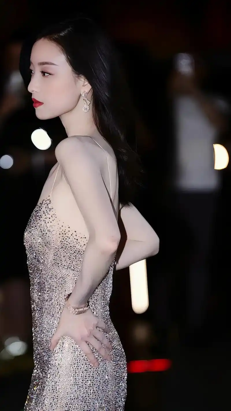 倪妮身穿晚礼服,白的发光