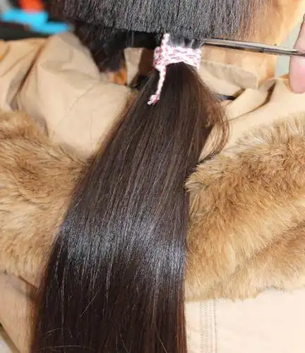 农村总有人高价收头发剪掉就给几百块有啥用