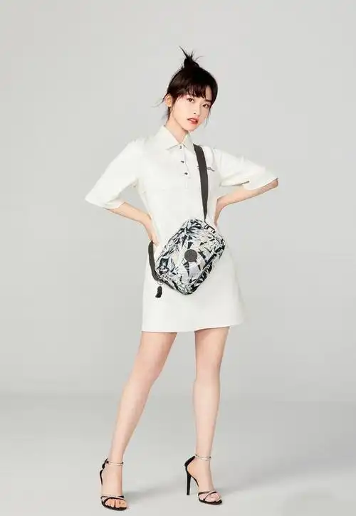 沈月气场不容小觑穿衬衫裙配8厘米高跟鞋凹造型高级感满满