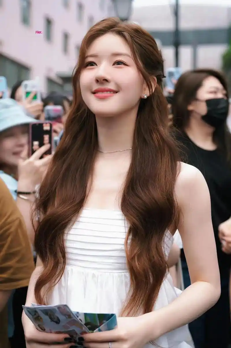 赵露思你好星期六最新饭拍,白色吊带裙造型夏日氛围感十足,太甜啦!