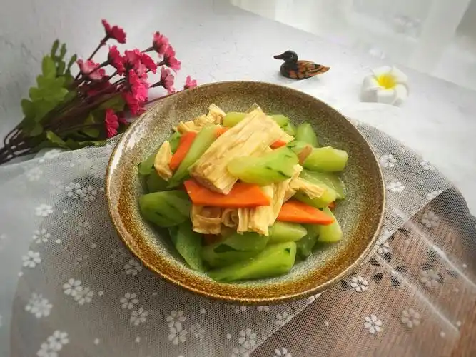 【素菜食谱】素食餐桌必备的营养冠军 美味腐竹上桌啦