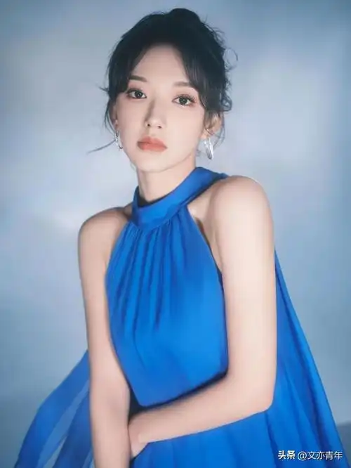 程潇,一袭露肩挂脖蓝色连衣裙,配上蓝心白蝴蝶兰,别有一番风味