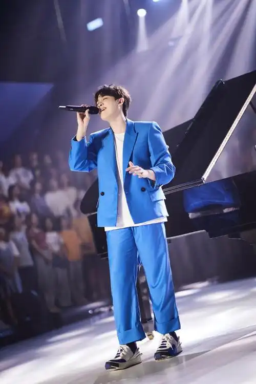 弹钢琴的王子带光而来 兜兜分享尤长靖特别版《昨日青空》九宫格