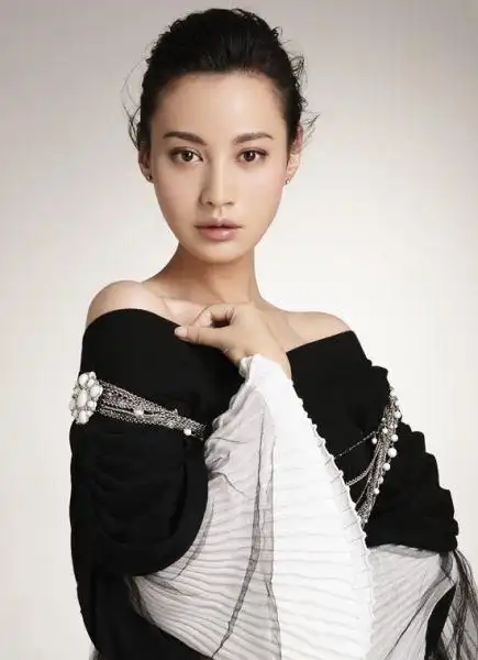 杨雪横店拍戏庆生 坦言度过人生最有意义的一岁