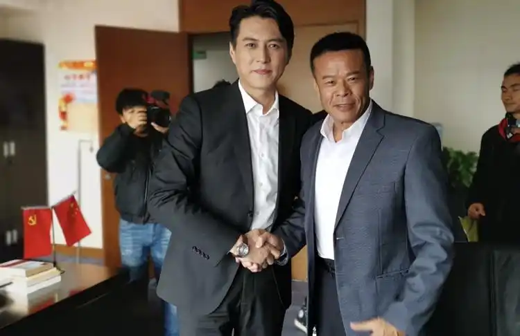 《人民的财产》演员陆续杀青,靳东成合影背景板__凤凰网