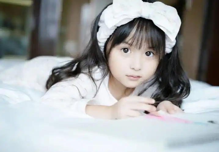 10岁的刘楚恬,因太漂亮曾被网友喊话禁止整容,如今颜值令人感慨