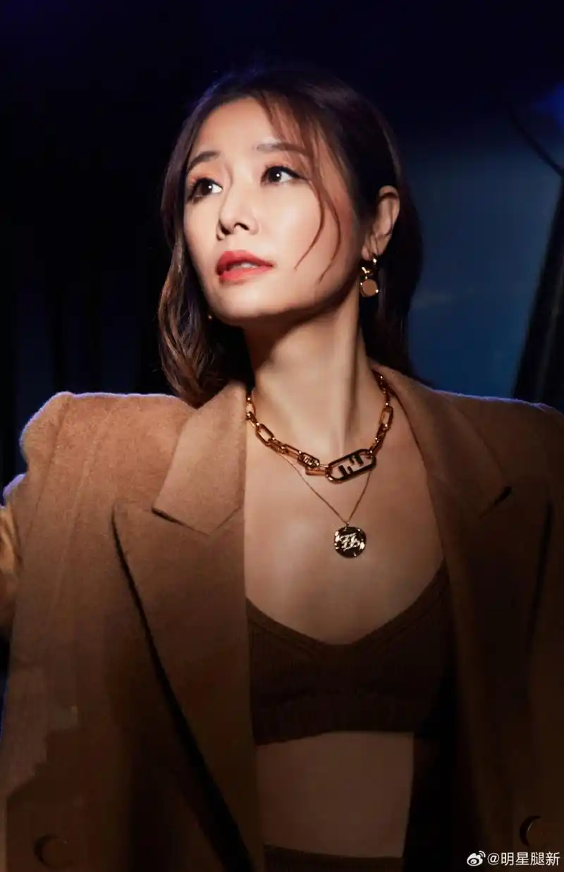 林心如魅力时尚写真外衣内衣是成套