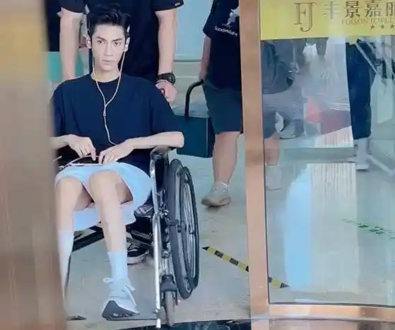 罗云熙工作受伤一只脚连鞋子都穿不上上车只能让人两边架着走