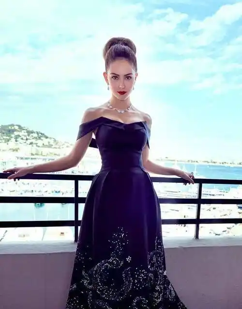 这一次出席活动,昆凌打扮的非常精致,她选择的是一条一字肩的礼服裙