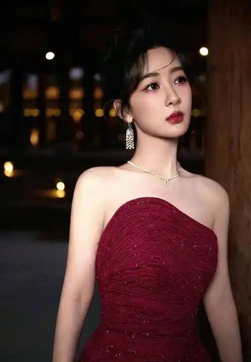 杨紫惊艳亮相!酒红色抹胸礼服,展现优雅女神气质!_观众_连衣裙_我国