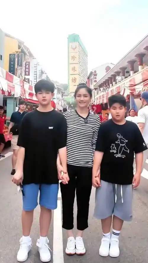 如今他的颜值似乎稍有逊色,没有了"东北宋仲基"的感觉,但更多的人则