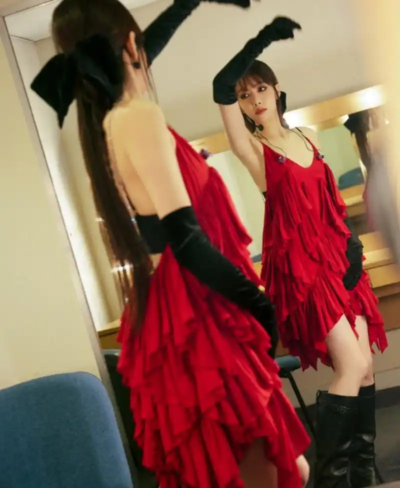 宋茜红色吊带连衣裙写真,皮肤白皙身材性感,迷人的气息太浓了!