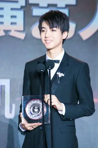 王俊凯20171215 "影响中国"2017年度人物荣誉盛典 cr:logo