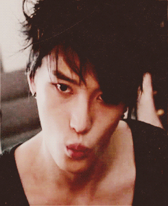 帅男gif噘嘴gif卖萌gif