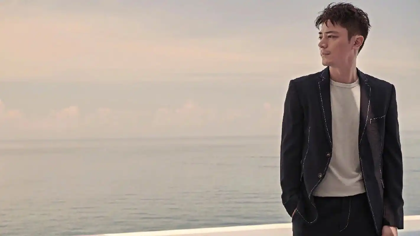 霍建华休闲帅气写真图片桌面壁纸