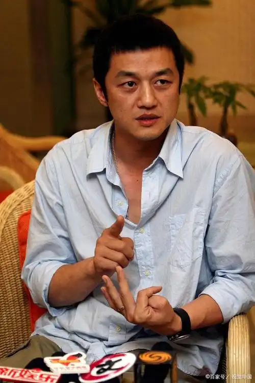 近日,大明星李亚鹏在培德书院自家别墅院子内种植蔬菜,被物业公司责令