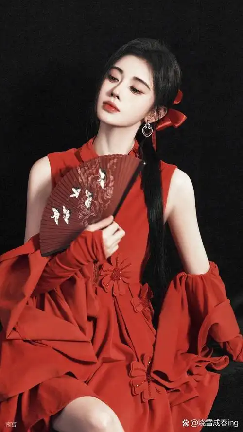 小鞠姐姐,红衣翩翩,手持扇子,美得像是从古画中走出来的仙女.