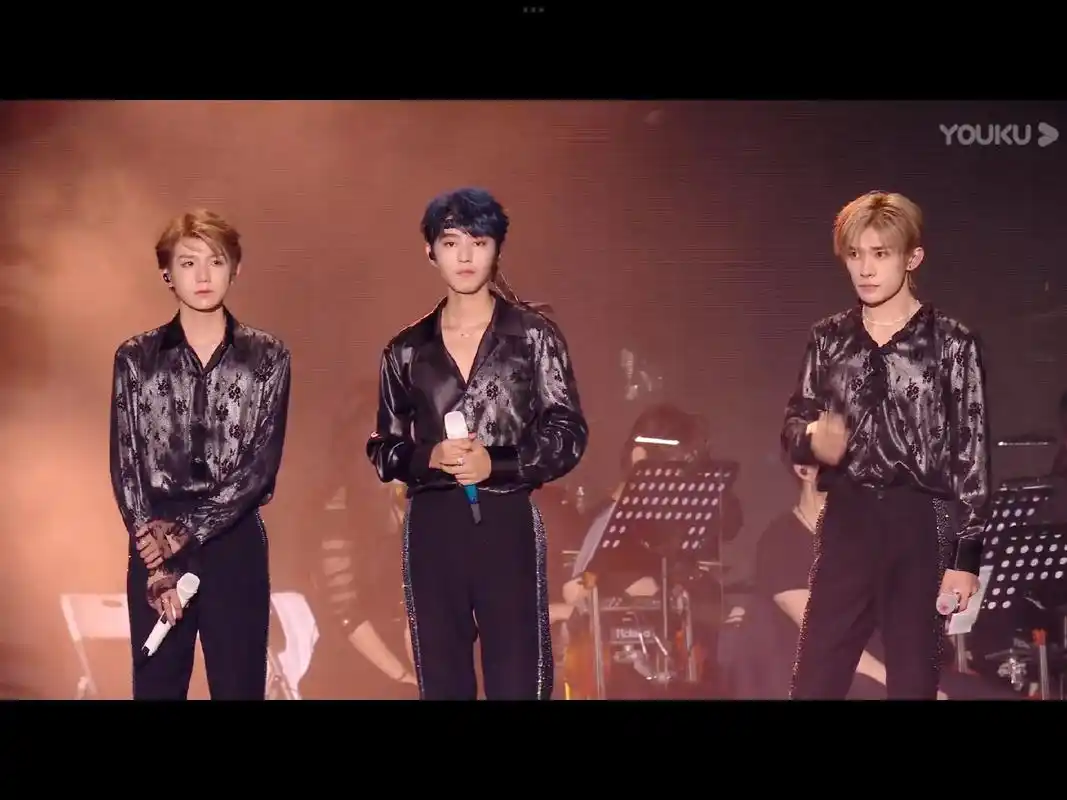 tfboys十周年演唱会.十年前的三个小孩儿,现在每一张都能 - 抖音