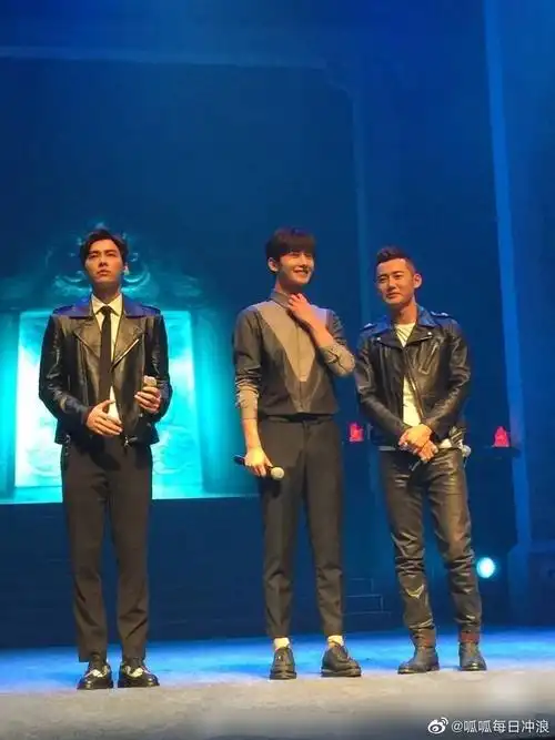 来看看李易峰杨洋旧照吴邪和张起灵01