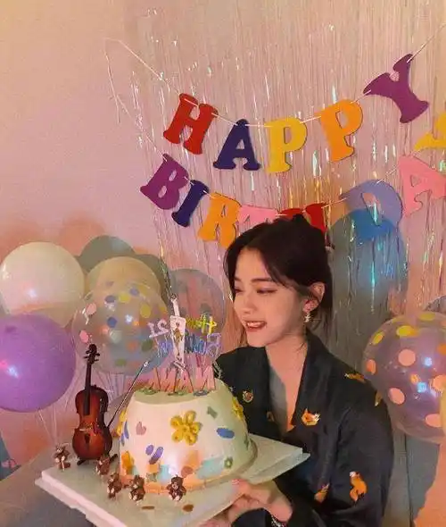 欧阳娜娜庆21岁生日,穿睡衣扎发廊头饰好靓,龙须刘海发际线暴露_造型