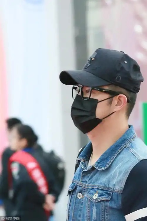 40岁沙溢全副武装现身机场 青春装扮似壮小伙