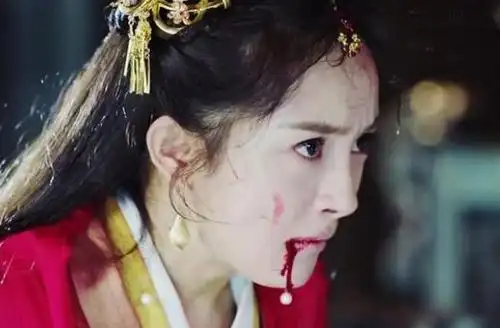 女明星吐血瞬间,赵丽颖唯美,杨幂让人心疼,唯独她:被当表情包